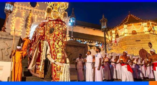 දෙවන රන්දෝලි පෙරහැර අද රාත්‍රියේ වීථි සංචාරය කෙරේ